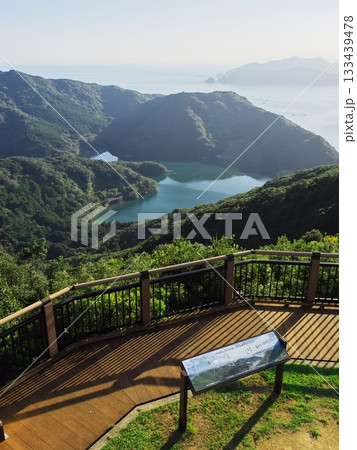 南伊勢町見江島展望台からハートの入り江（かさらぎ池）を望む 133439478