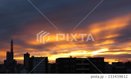 夕日に染まる都市 133439612