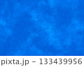 水彩タッチの背景　青 133439956
