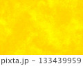 水彩タッチの背景　黄 133439959