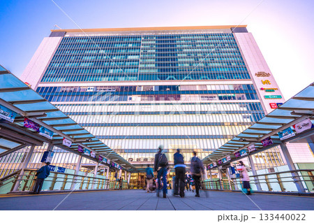 日本の横浜都市景観11月22日。朝から賑わうJR新横浜駅などを望む。新たな時代へ 133440022