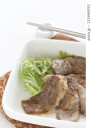 韓国バーベキューの牛肉のグリル 133440052