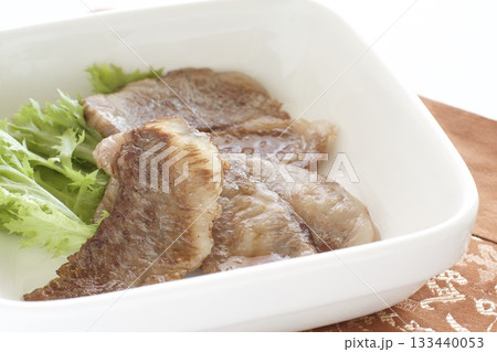 韓国バーベキューの牛肉のグリル 133440053