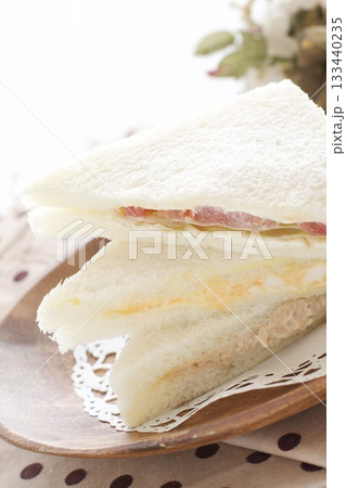 ツナとトマトとたまごのサンドイッチ 133440235