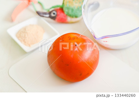 柿ゼリー作りのシンプルな材料 133440260