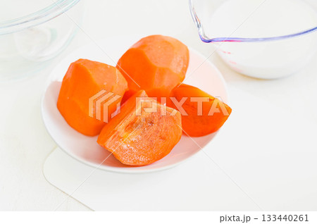 カットした柿と牛乳 133440261
