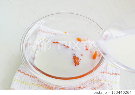 潰した柿に牛乳を加える 潰した柿に牛乳を加える 133440264