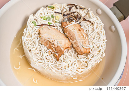 鍋で温める冷凍ラーメン 133440267