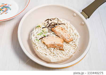鍋で作る冷凍ラーメン 133440275