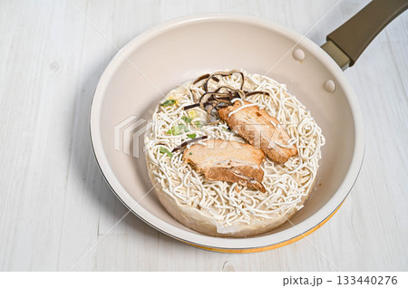 鍋で作る冷凍ラーメン 133440276