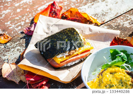 野外で食べるポーク玉子 133440286