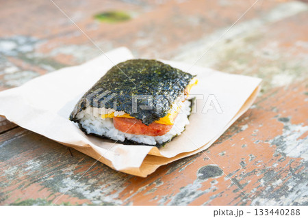 野外で食べるポーク玉子 133440288