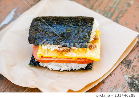 野外で食べるポーク玉子 133440289