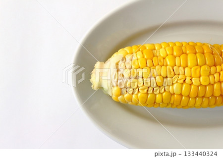 真上から見た白背景のしわしわになったとうもろこし 真上から見た白背景のしわしわになったとうもろこし 133440324