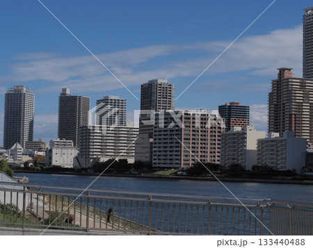 隅田川から見る高層ビル群 撮影用背景 隅田川から見る高層ビル群 撮影用背景 133440488