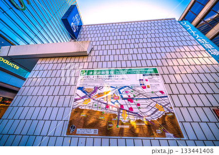 日本の横浜都市景観防災都市ヨコハマ…地下鉄 横浜駅出入口やその横の津波避難情報などを望む 日本の横浜都市景観防災都市ヨコハマ…地下鉄 横浜駅出入口やその横の津波避難情報などを望む 133441408