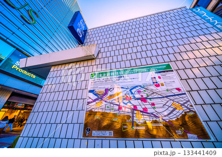 日本の横浜都市景観防災都市ヨコハマ…地下鉄 横浜駅出入口やその横の津波避難情報などを望む 133441409