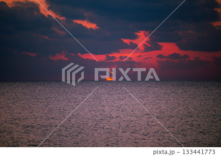 海に沈む夕日 海に沈む夕日 133441773
