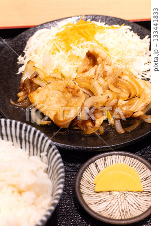 美味しい豚肉しょうが焼き定食 133441833
