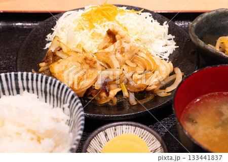美味しい豚肉生姜焼き定食 133441837