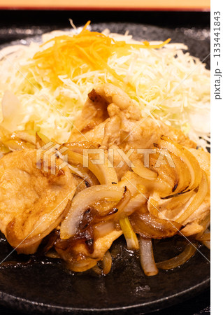美味しい豚肉生姜焼きと千切りキャベツ 133441843
