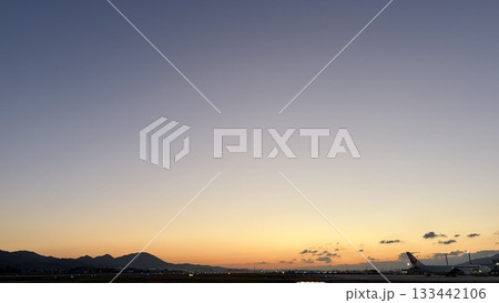 夕焼けの空港に佇む飛行機 夕焼けの空港に佇む飛行機 133442106