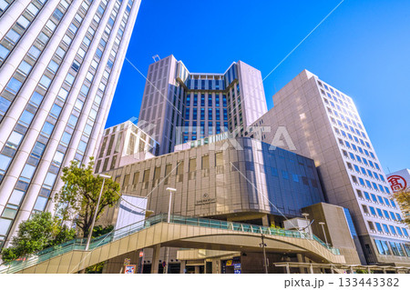 日本の横浜都市景観11月22日。横浜駅前の横浜ベイシェラトンホテル＆タワーズなどを望む 133443382