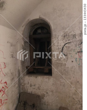 猿島要塞の地下空間 昇降用の窓 猿島要塞の地下空間 昇降用の窓 133443430