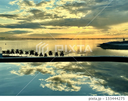 水辺に映る夕焼雲とゴールドの空 水辺に映る夕焼雲とゴールドの空 133444275