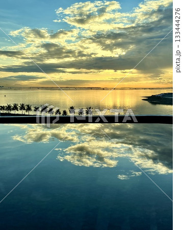 水辺に映る夕焼雲とゴールドの空 水辺に映る夕焼雲とゴールドの空 133444276