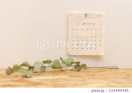 2026年1月の布製のカレンダーと観葉植物の素材写真 2026年1月の布製のカレンダーと観葉植物の素材写真 133444395