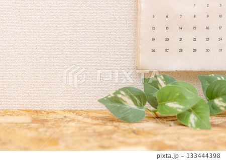 2026年1月の布製のカレンダーと観葉植物の素材写真 2026年1月の布製のカレンダーと観葉植物の素材写真 133444398