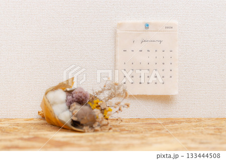 2026年1月の布製のカレンダーとドライフラワーの花束の素材写真 2026年1月の布製のカレンダーとドライフラワーの花束の素材写真 133444508