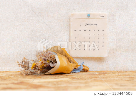 2026年1月の布製のカレンダーとドライフラワーの花束の素材写真 2026年1月の布製のカレンダーとドライフラワーの花束の素材写真 133444509