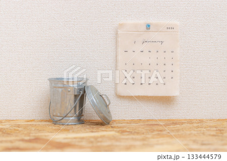 2026年1月の布製のカレンダーとブリキのバケツ 133444579