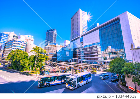 日本の横浜都市景観11月22日。横浜駅やJR横浜タワー、ザ・ヨコハマフロントタワーなどを望む 日本の横浜都市景観11月22日。横浜駅やJR横浜タワー、ザ・ヨコハマフロントタワーなどを望む 133444618
