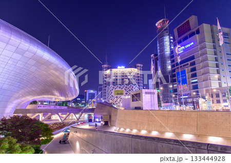 韓国ソウルにある東大門エリアの美しい夜景 133444928