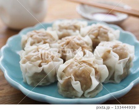 お皿に盛りつけたシュウマイ お皿に盛りつけたシュウマイ 133444939