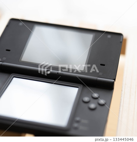 黒いマットなゲーム機の写真 正方形 黒いマットなゲーム機の写真 正方形 133445046