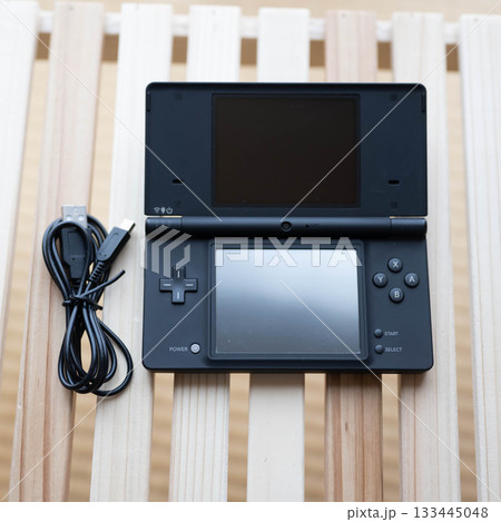 黒いマットなゲーム機の写真 正方形 黒いマットなゲーム機の写真 正方形 133445048