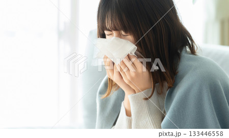 風邪を引いてくしゃみをする女性 風邪を引いてくしゃみをする女性 133446558