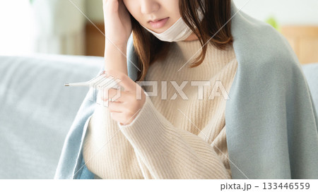 熱を測る体調不良の女性 熱を測る体調不良の女性 133446559