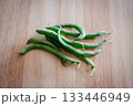 木目のテーブルに置かれたさやいんげん 133446949