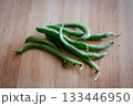 木目のテーブルに置かれたさやいんげん 133446950