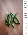 木目のテーブルに置かれたさやいんげん 133446952
