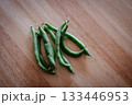 木目のテーブルに置かれたさやいんげん 133446953