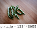 木目のテーブルに置かれたさやいんげん 133446955
