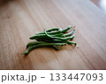木目のテーブルに置かれたさやいんげん 133447093