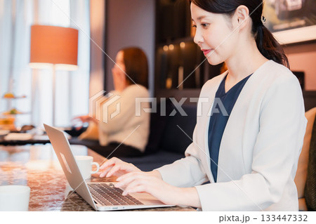 ホテルのラウンジで仕事をする女性のビジネスパーソン 133447332