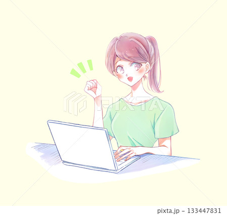 ノートパソコンを操作する私服の女性 笑顔 握りこぶし ノートパソコンを操作する私服の女性 笑顔 握りこぶし 133447831